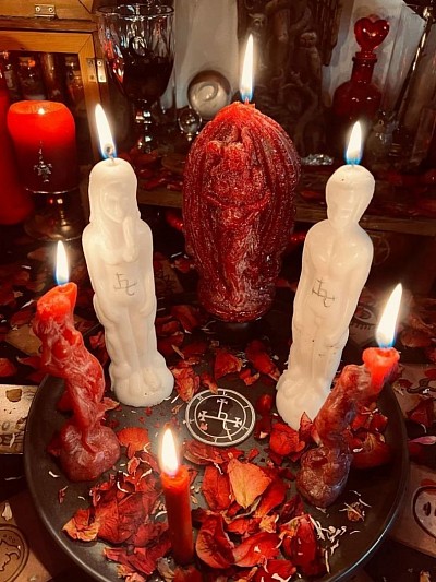 Je suis médium voyant et spécialiste des rituels d’amour destinés à harmoniser les liens affectifs et favoriser le retour du partenaire, quelle que soit la nature de la rupture ou les circonstances qui vous ont séparés.  En me connectant à l’énergie de votre couple, j’identifie les blocages, les influences extérieures, les tensions émotionnelles et les blessures qui ont pu détourner votre relation de son chemin naturel. Mon travail consiste à intervenir sur le plan spirituel pour réactiver l’attachement, la communication, la tendresse et l’attraction entre vous et la personne aimée.  Chaque rituel est personnalisé, car chaque histoire d’amour porte sa propre vibration. Mon objectif est de réouvrir la voie du dialogue, de dissiper les influences négatives et de restaurer l’harmonie qui vous est destinée. Le cœur connaît son chemin, et lorsque l’énergie est rééquilibrée, les retrouvailles deviennent possibles.  L’amour ne se force pas : il se réveille. Lorsque vous serez prêt(e) à rétablir ce lien avec sérénité et respect, je serai là pour accompagner votre démarche spirituelle et soutenir votre renaissance affective